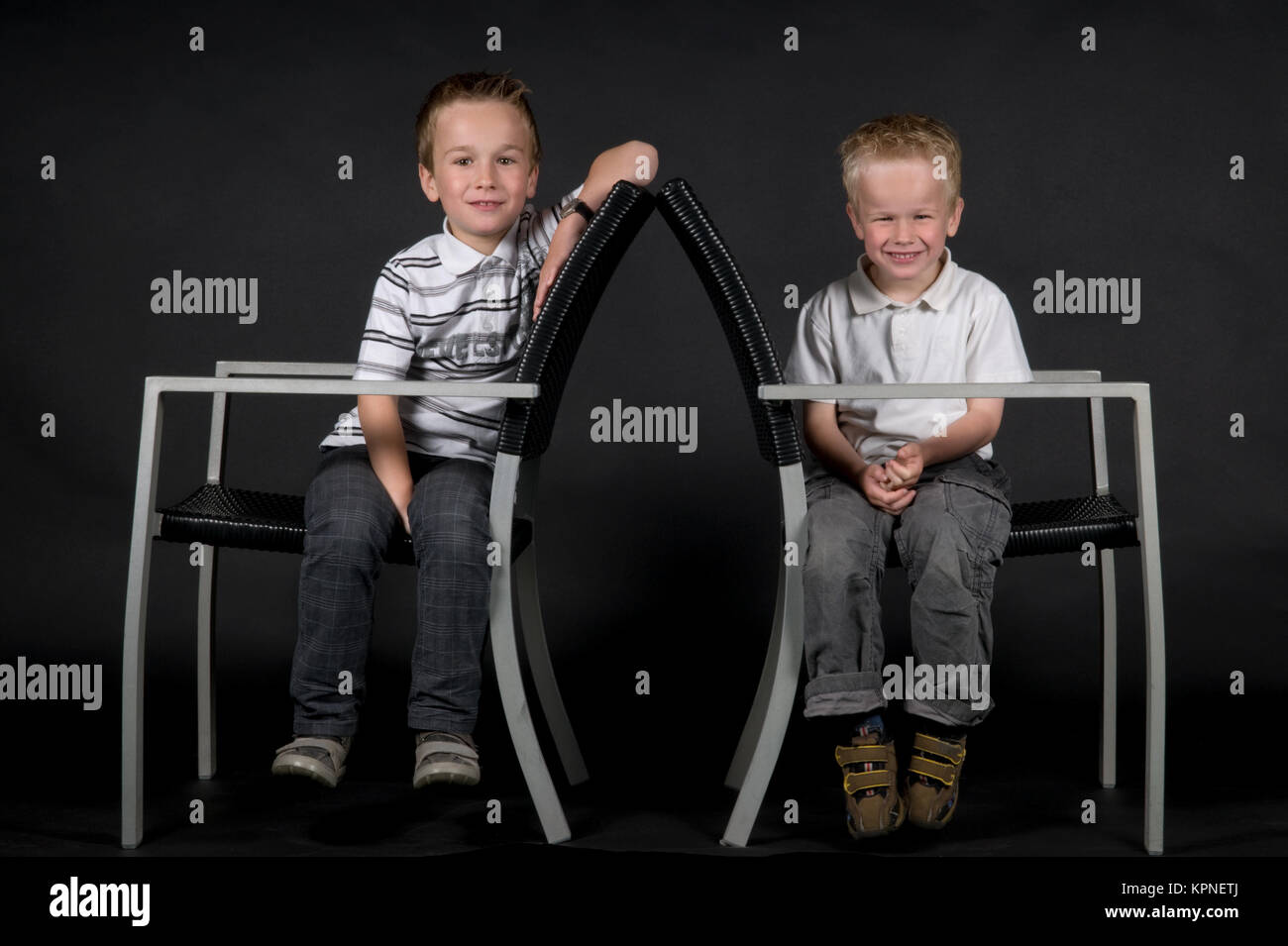 Due fratelli su una sedia Foto Stock