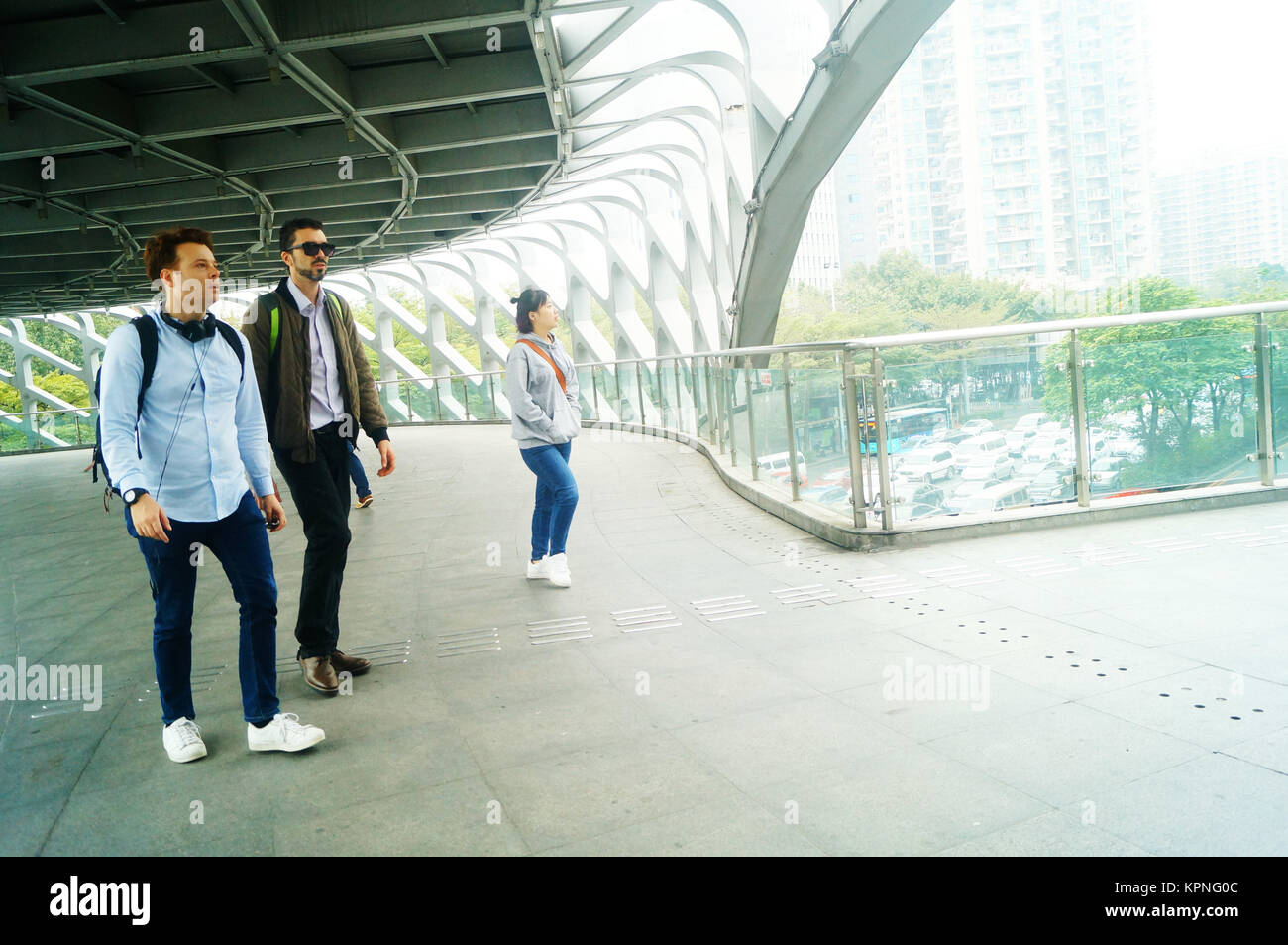 Ponte pedonale paesaggio architettonico e pedoni turisti. Profondo Sud Avenue a Shenzhen, Cina. Foto Stock