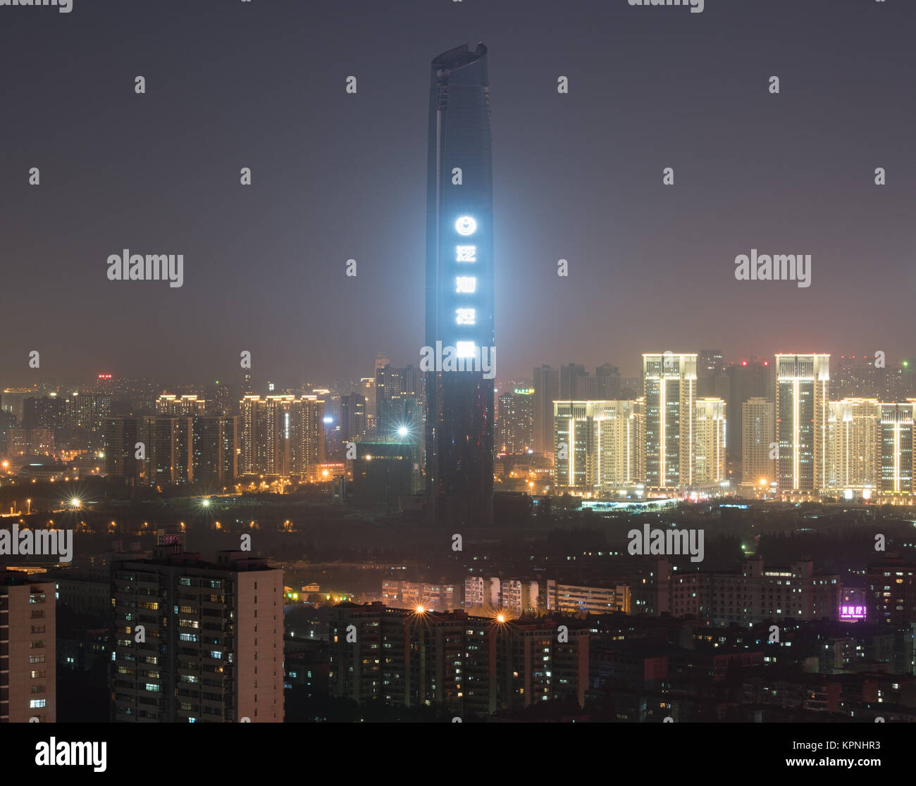 Wuhan Hubei Cina, 10 Dicembre 2017: Antenna vista notturna del distretto di Hankou di Wuhan City in Cina con in mezzo il 438 m alto edificio supertall Foto Stock
