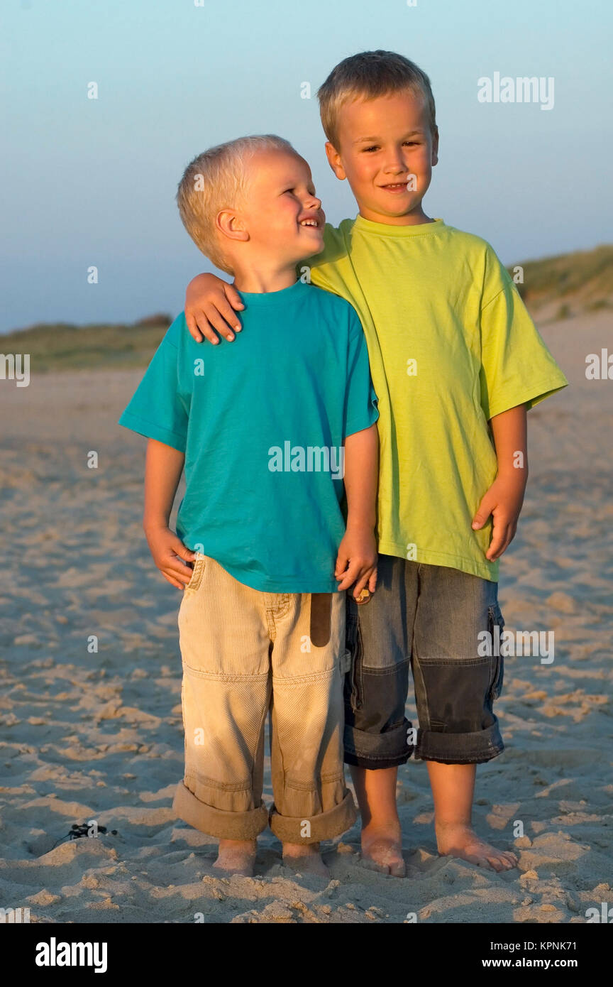 Due fratelli su una spiaggia Foto Stock