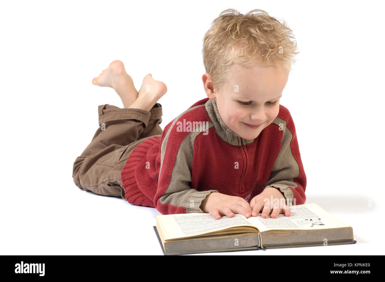 Ragazzo leggendo un libro 1 Foto Stock