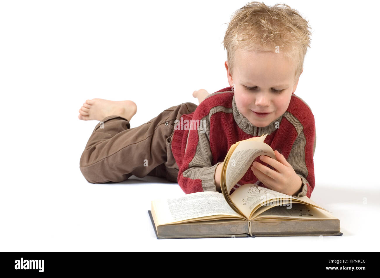 Ragazzo la lettura di un libro 6 Foto Stock