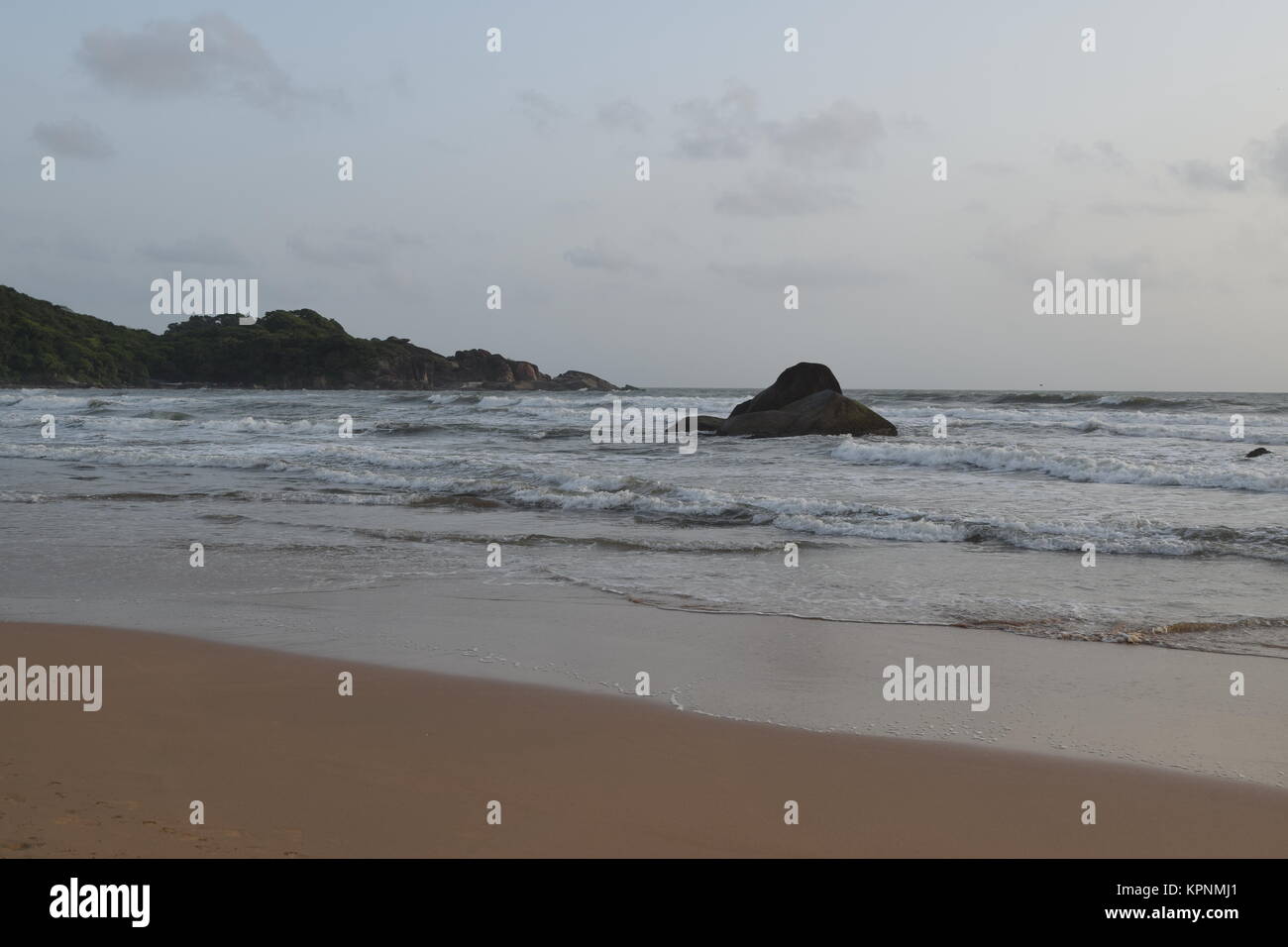 Una bella spiaggia di sabbia vista con le nuvole in cielo. Giorno nuvoloso con calma spiaggia di sabbia in Goa.incredibile spiaggia sabbiosa. Foto Stock