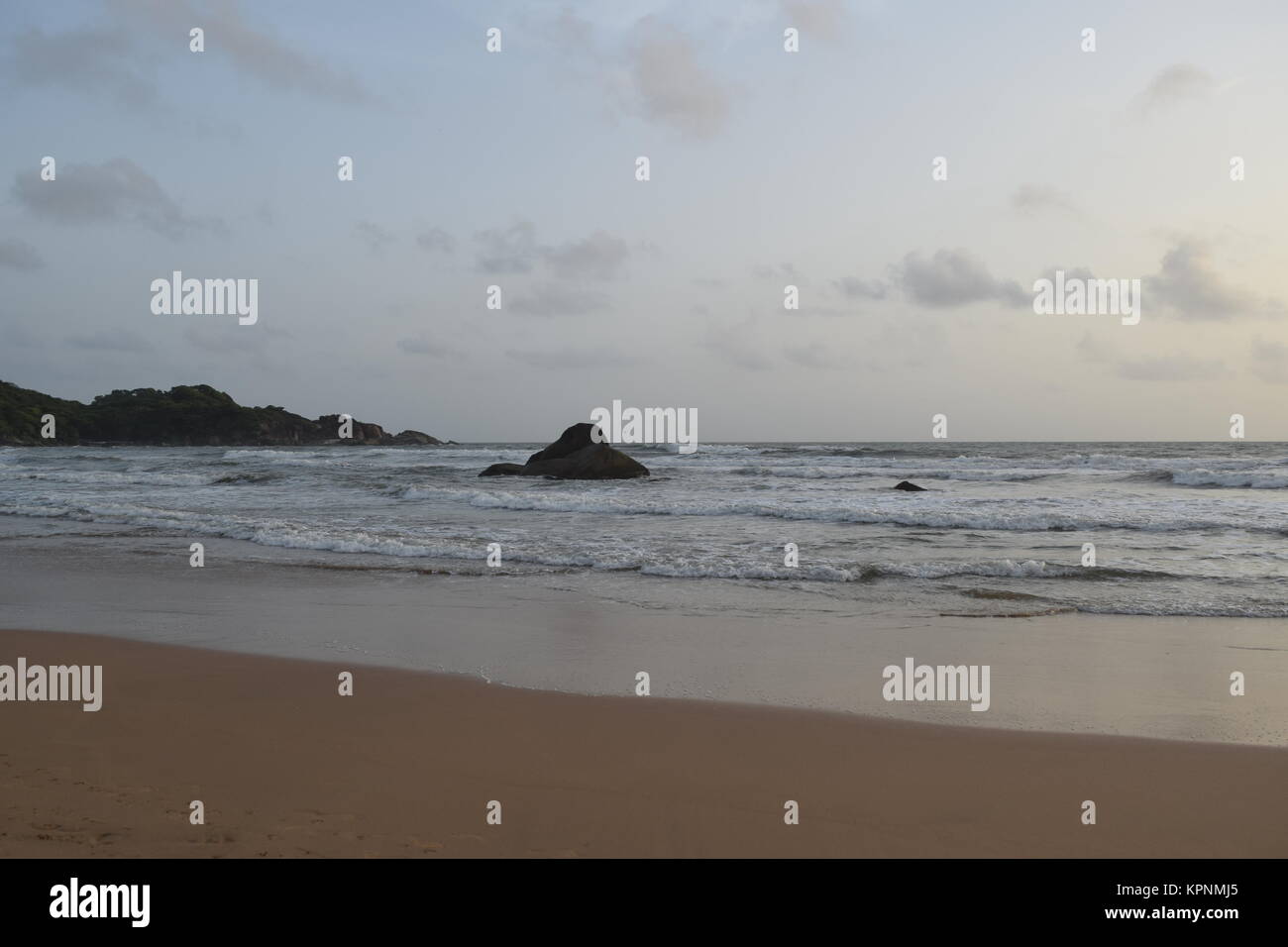 Una bella spiaggia di sabbia vista con le nuvole in cielo. Giorno nuvoloso con calma spiaggia di sabbia in Goa.incredibile spiaggia sabbiosa. Foto Stock