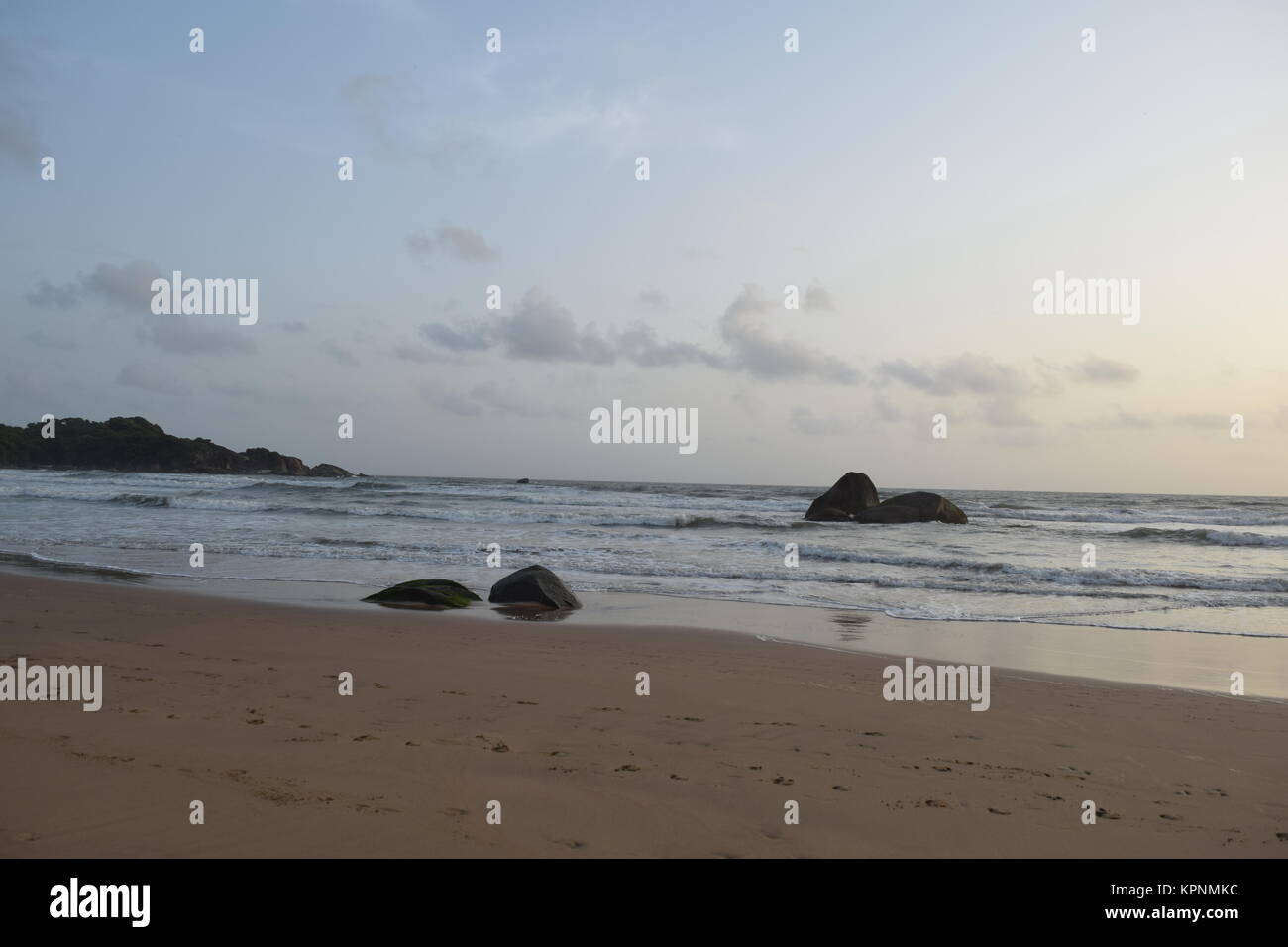 Una bella spiaggia di sabbia vista con le nuvole in cielo. Giorno nuvoloso con calma spiaggia di sabbia in Goa.incredibile spiaggia sabbiosa. Foto Stock