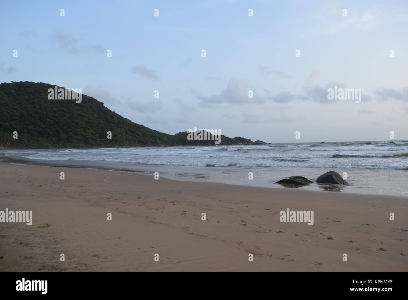 Una bella spiaggia di sabbia vista con le nuvole in cielo. Giorno nuvoloso con calma spiaggia di sabbia in Goa.incredibile spiaggia sabbiosa. Foto Stock