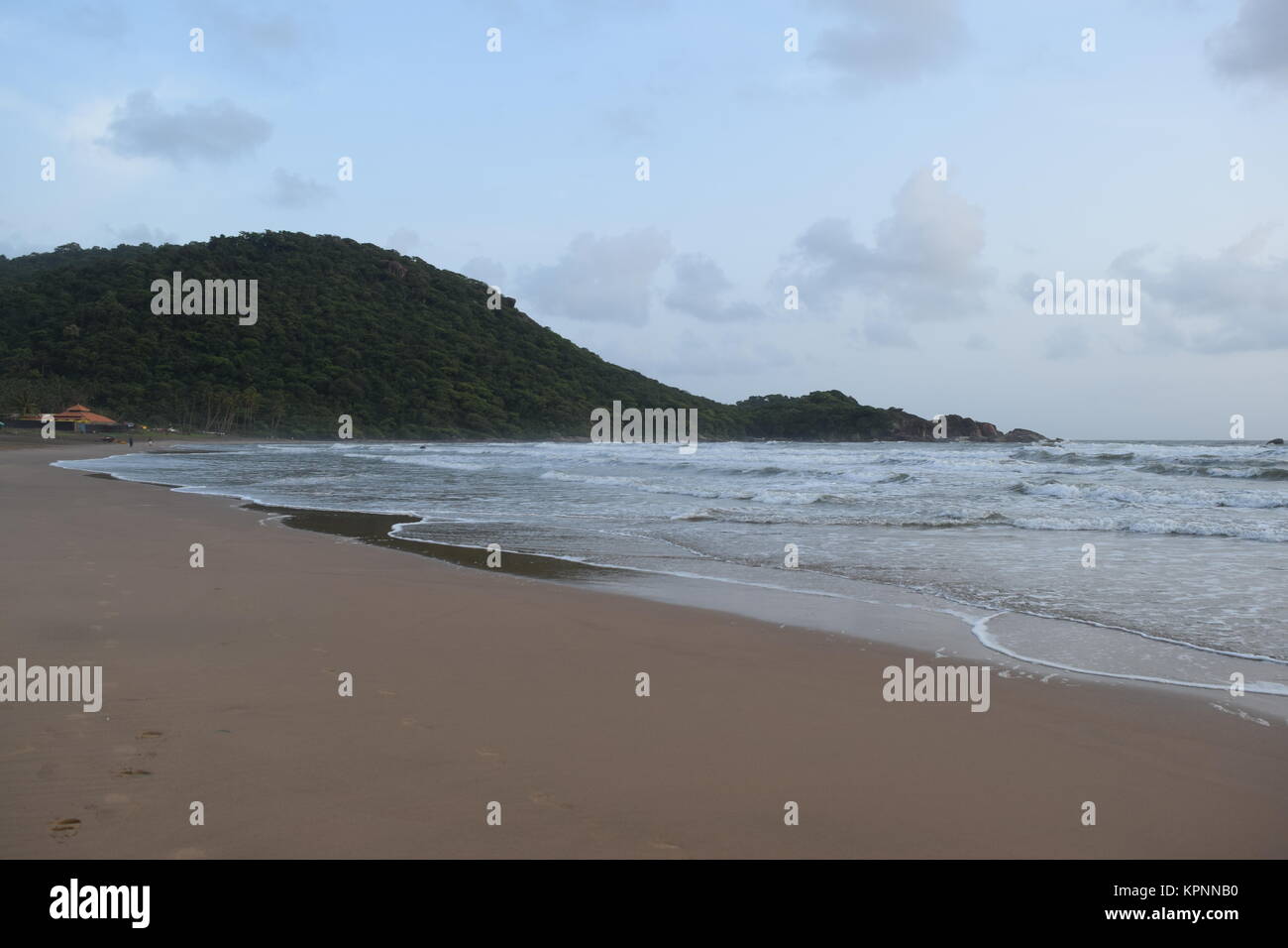 Una bella spiaggia di sabbia vista con le nuvole in cielo. Giorno nuvoloso con calma spiaggia di sabbia in Goa.incredibile spiaggia sabbiosa. Foto Stock