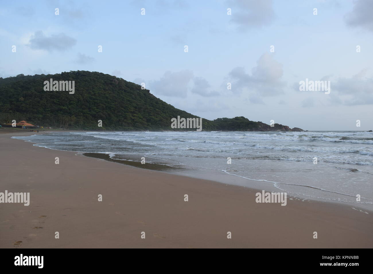 Una bella spiaggia di sabbia vista con le nuvole in cielo. Giorno nuvoloso con calma spiaggia di sabbia in Goa.incredibile spiaggia sabbiosa. Foto Stock