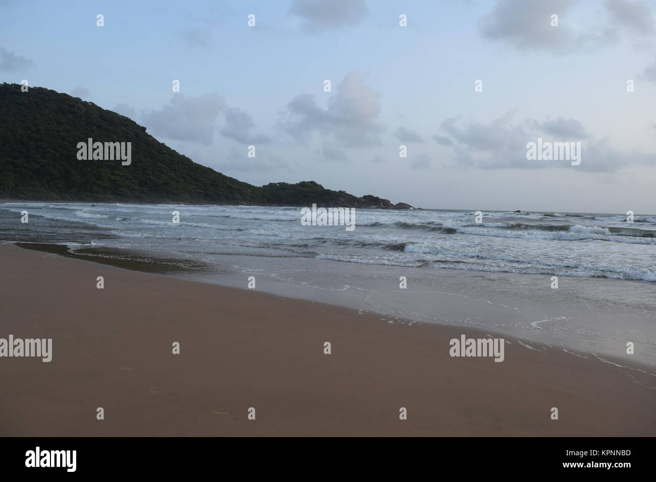 Una bella spiaggia di sabbia vista con le nuvole in cielo. Giorno nuvoloso con calma spiaggia di sabbia in Goa.incredibile spiaggia sabbiosa. Foto Stock