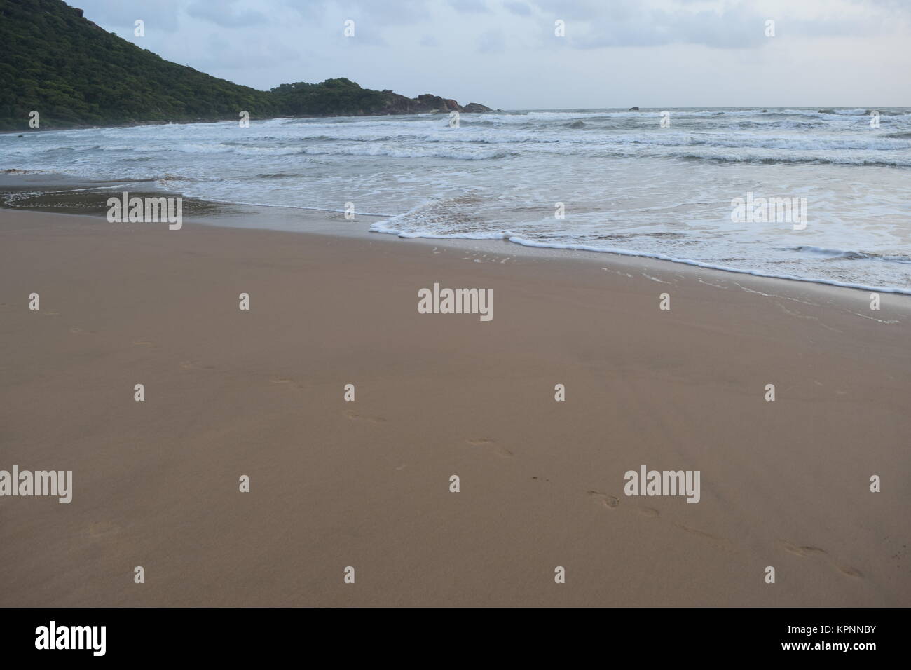 Una bella spiaggia di sabbia vista con le nuvole in cielo. Giorno nuvoloso con calma spiaggia di sabbia in Goa.incredibile spiaggia sabbiosa. Foto Stock