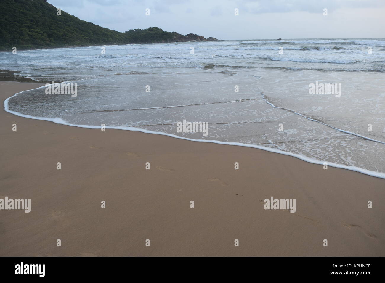 Una bella spiaggia di sabbia vista con le nuvole in cielo. Giorno nuvoloso con calma spiaggia di sabbia in Goa.incredibile spiaggia sabbiosa. Foto Stock