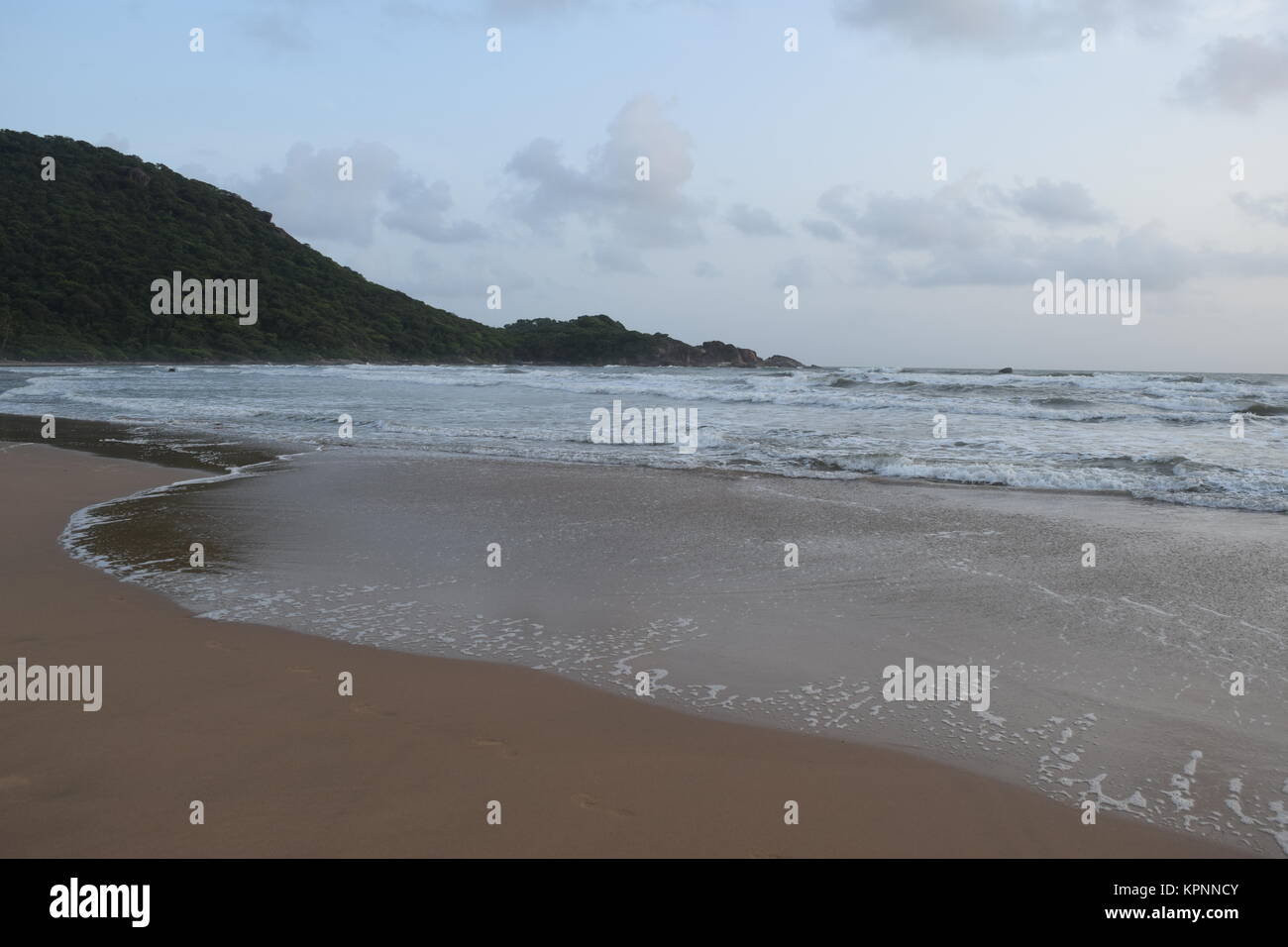 Una bella spiaggia di sabbia vista con le nuvole in cielo. Giorno nuvoloso con calma spiaggia di sabbia in Goa.incredibile spiaggia sabbiosa. Foto Stock