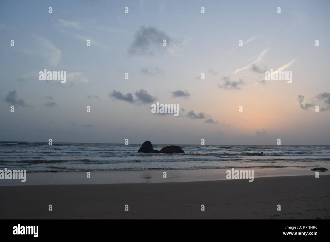 Una bella spiaggia di sabbia vista con le nuvole in cielo. Giorno nuvoloso con calma spiaggia di sabbia in Goa.incredibile spiaggia sabbiosa. Foto Stock