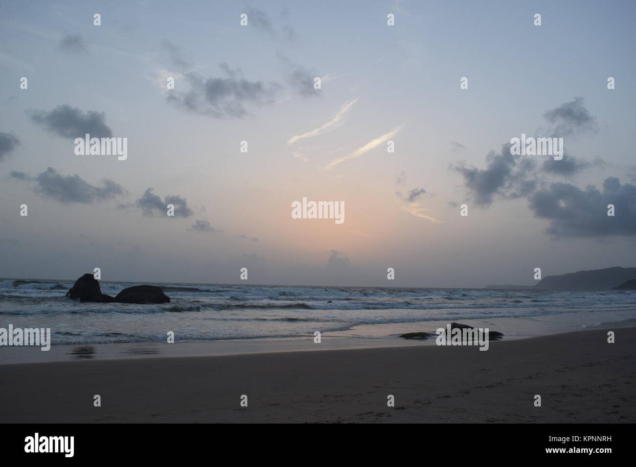 Una bella spiaggia di sabbia vista con le nuvole in cielo. Giorno nuvoloso con calma spiaggia di sabbia in Goa.incredibile spiaggia sabbiosa. Foto Stock