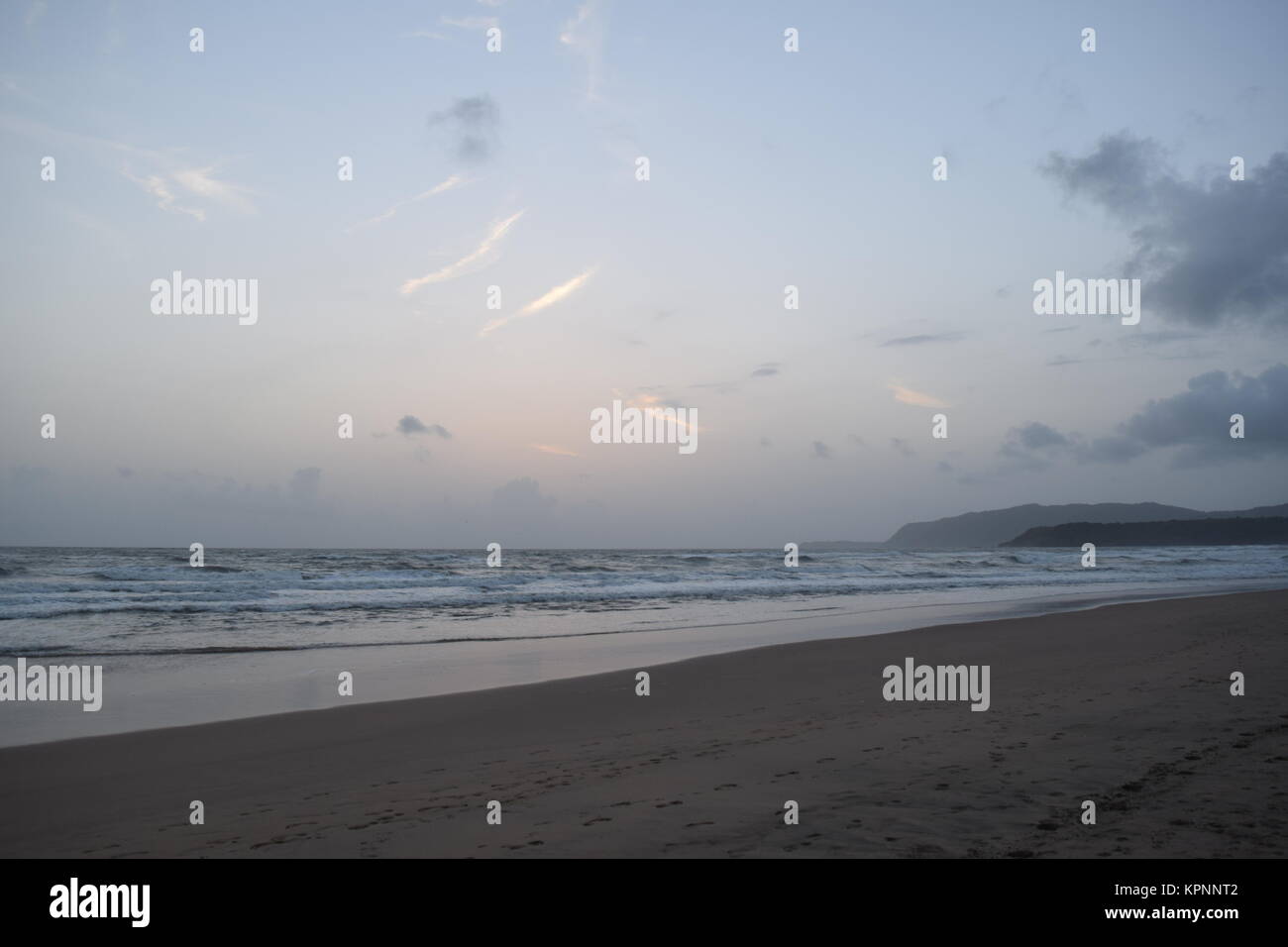 Una bella spiaggia di sabbia vista con le nuvole in cielo. Giorno nuvoloso con calma spiaggia di sabbia in Goa.incredibile spiaggia sabbiosa. Foto Stock