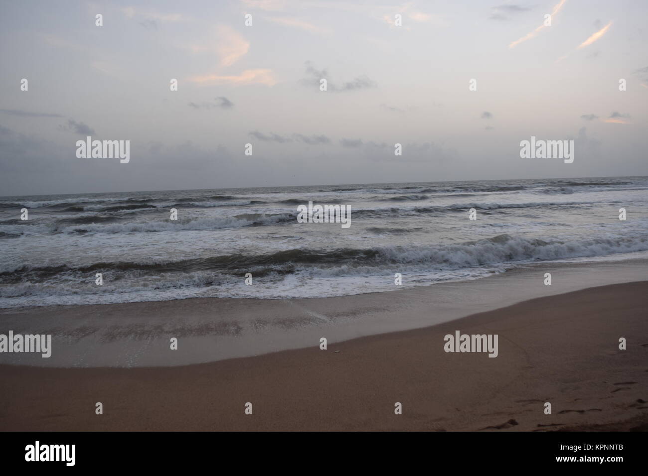 Una bella spiaggia di sabbia vista con le nuvole in cielo. Giorno nuvoloso con calma spiaggia di sabbia in Goa.incredibile spiaggia sabbiosa. Foto Stock
