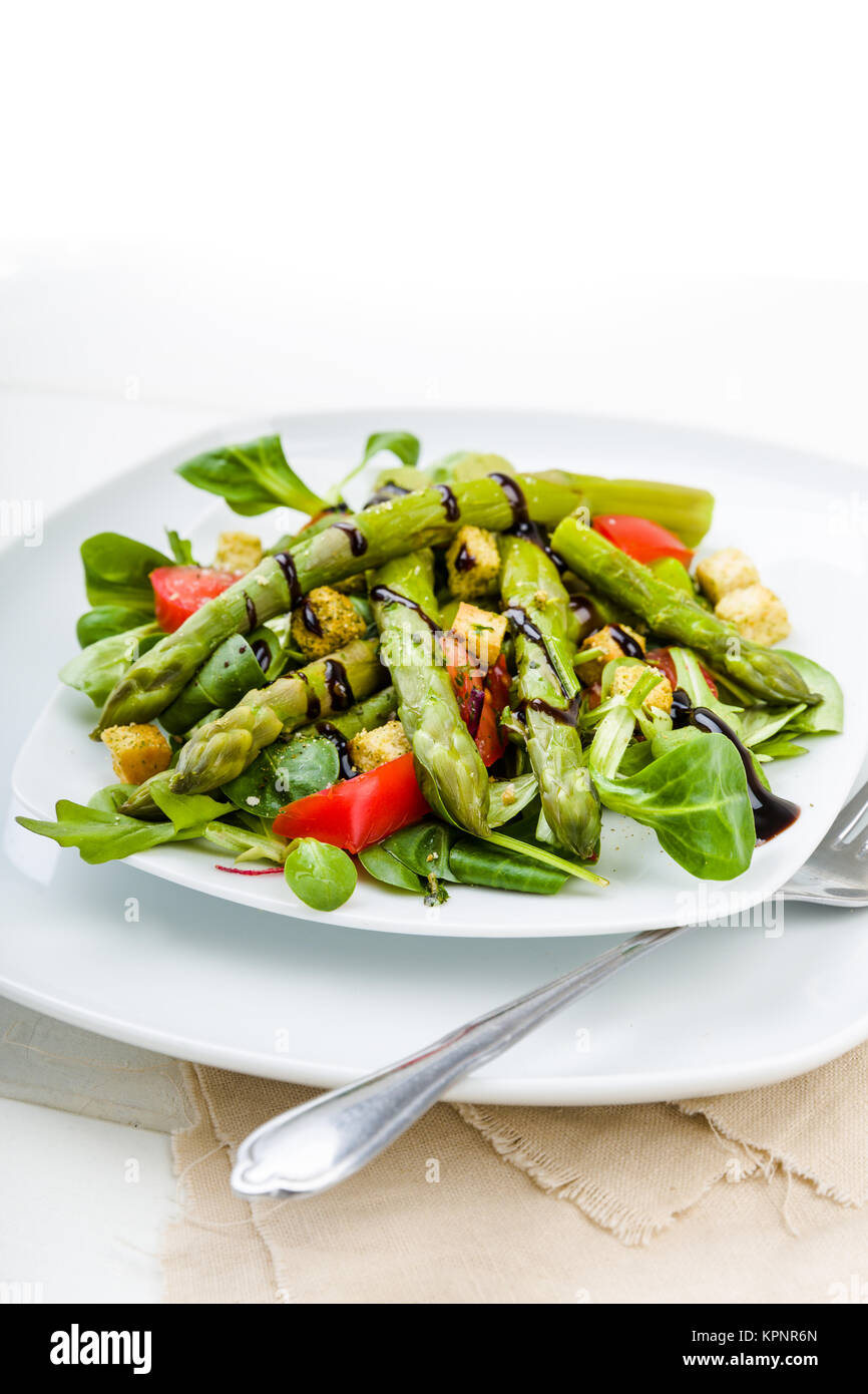 Spargel Salat mit Balsamico, crostini und frischen Tomaten Foto Stock