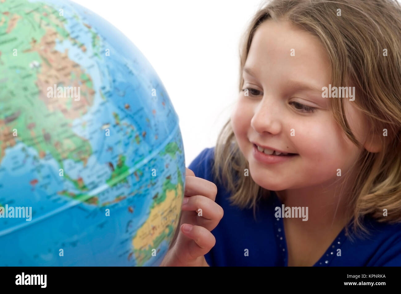 Modello di rilascio , Maedchen, 9 Jahre, mit Globus - ragazza con globo Foto Stock