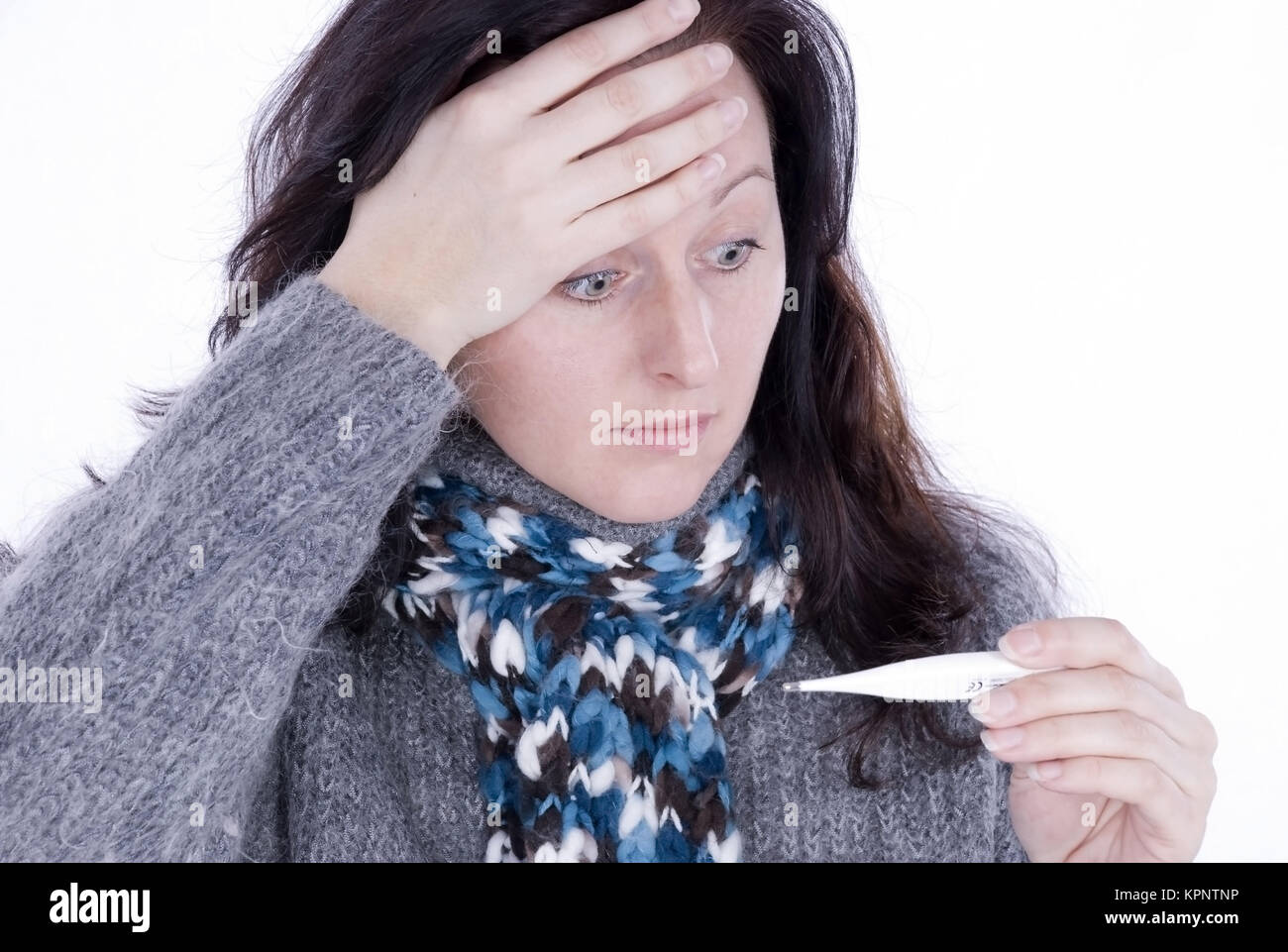 Modello di rilascio , Junge Frau misst Fieber - donna con termometro clinico Foto Stock