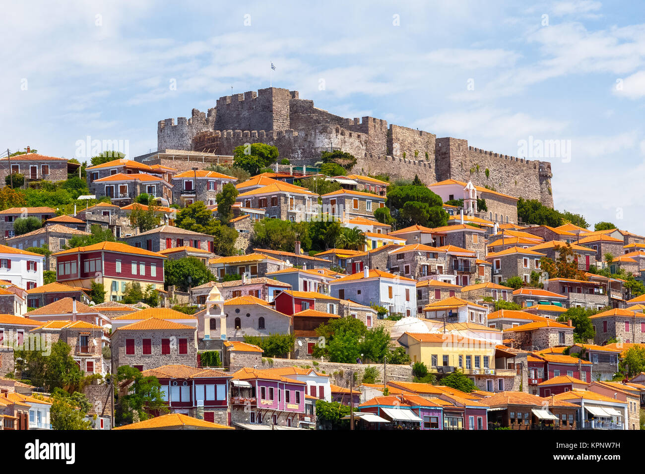 Il castello di molivos contro un cielo chiaro sulla parte nord di Lesbo, nella provincia di antiche Mithymna, la seconda più grande fortezza Foto Stock