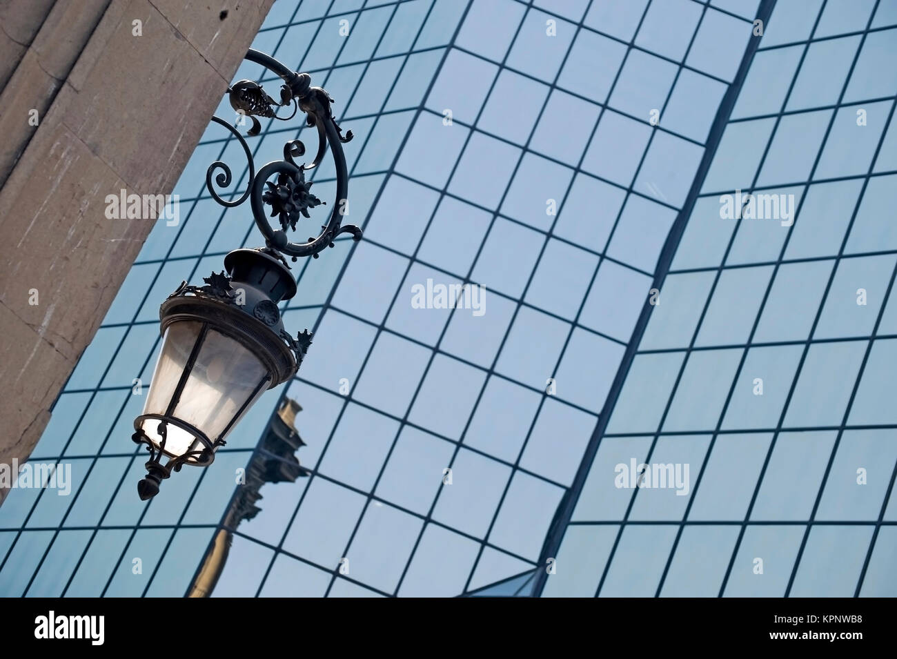 Laterne und Glasfassade eines modernen Gebaeudes, Santiago de Cile - Laterna e moderno edificio con glas fassade Foto Stock