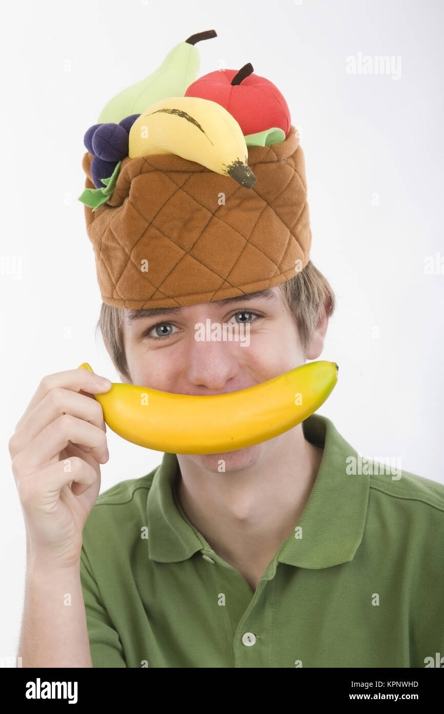 Modello di rilascio , Junger Mann mit Obsthut und Bananenmund - uomo di frutta Foto Stock