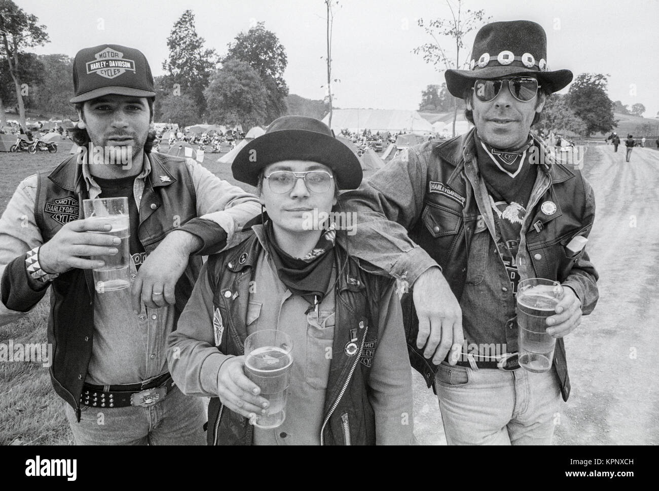 Tre motociclisti di bere birra. Scene della Harley Davidson rally nella motivazione della Littlecote House, Berkshire, Inghilterra ion 30 settembre 1989. Il rally è stato ospitato da Pietro de Savary che possedeva la casa in quel momento. Foto Stock