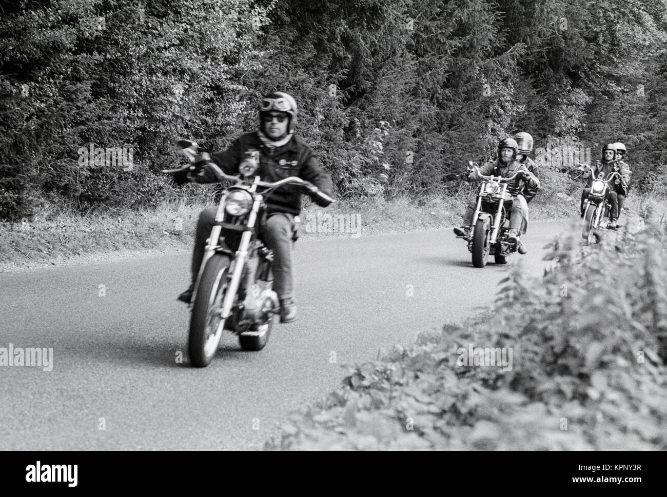 Bikers su un percorso nella campagna del Berkshire. Scene della Harley Davidson rally nella motivazione della Littlecote House, Berkshire, Inghilterra ion 30 settembre 1989. Il rally è stato ospitato da Pietro de Savary che possedeva la casa in quel momento. Foto Stock