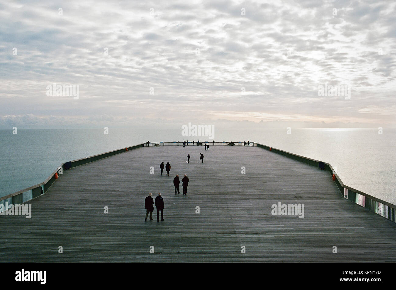 Hastings Pier, sulla East Sussex, Regno Unito costa, che guarda verso il mare Foto Stock