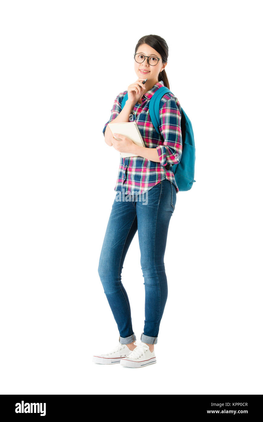 Fiducioso donna felice traveler di fronte alla telecamera in piedi su sfondo bianco e utilizzando notebook personale registrazione piano di viaggio. Foto Stock Fiducioso donna felice traveler di fronte alla telecamera in piedi su sfondo bianco e utilizzando notebook personale registrazione piano di viaggio. Foto Stock