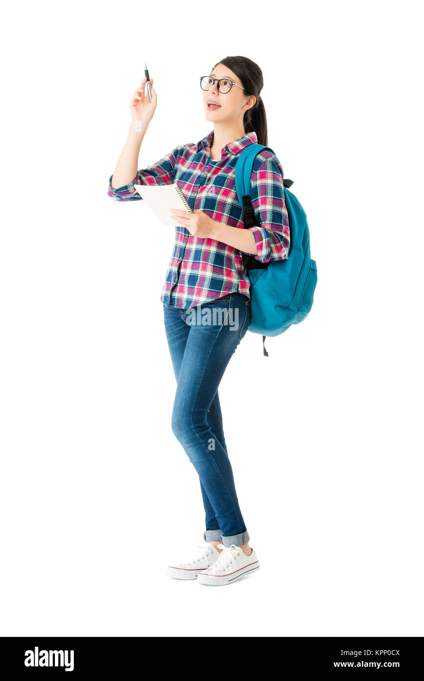 Bellezza collegio attraente ragazza con notebook fantasticando e avente una buona idea isolati su sfondo bianco. Foto Stock