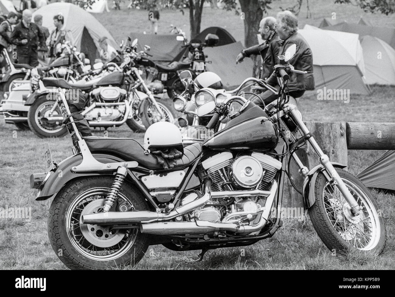 Biciclette parcheggiate fino al campeggio. Scene della Harley Davidson rally nella motivazione della Littlecote House, Berkshire, Inghilterra ion 30 settembre 1989. Il rally è stato ospitato da Pietro de Savary che possedeva la casa in quel momento. Foto Stock