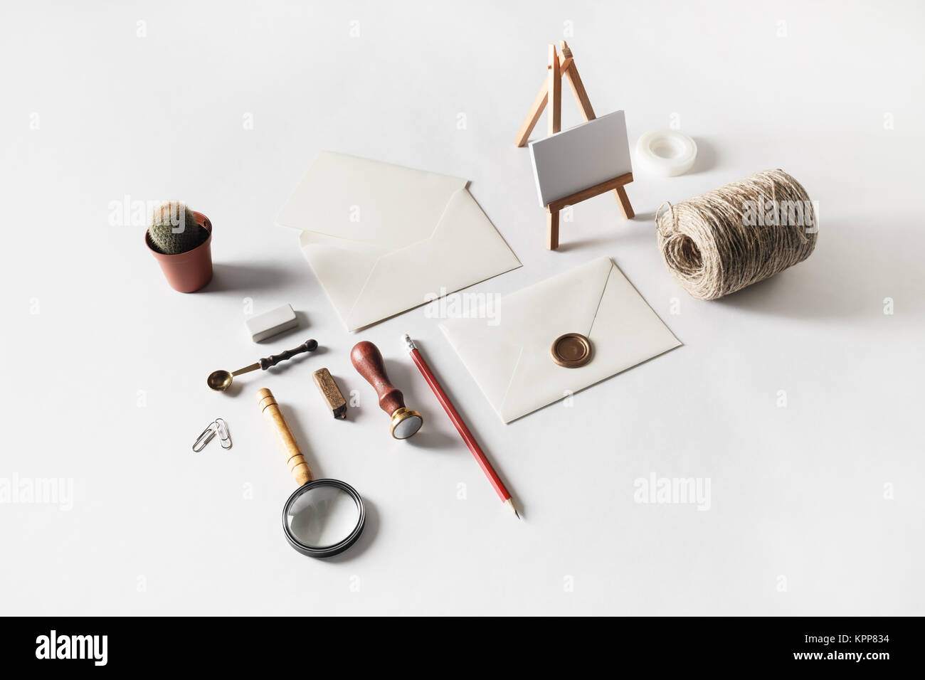 Foto di blank arte e artigianato Articoli di cancelleria impostata sul libro bianco sullo sfondo. Soggetti per la creatività. Mockup per collocare il vostro design. Foto Stock
