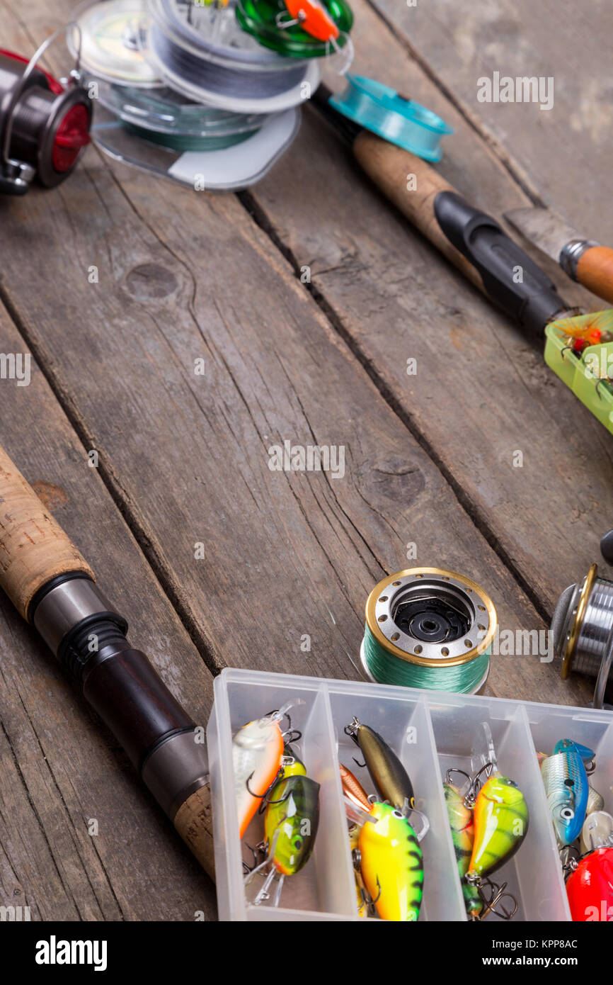 La pesca affronta e esche su pannello di legno Foto Stock