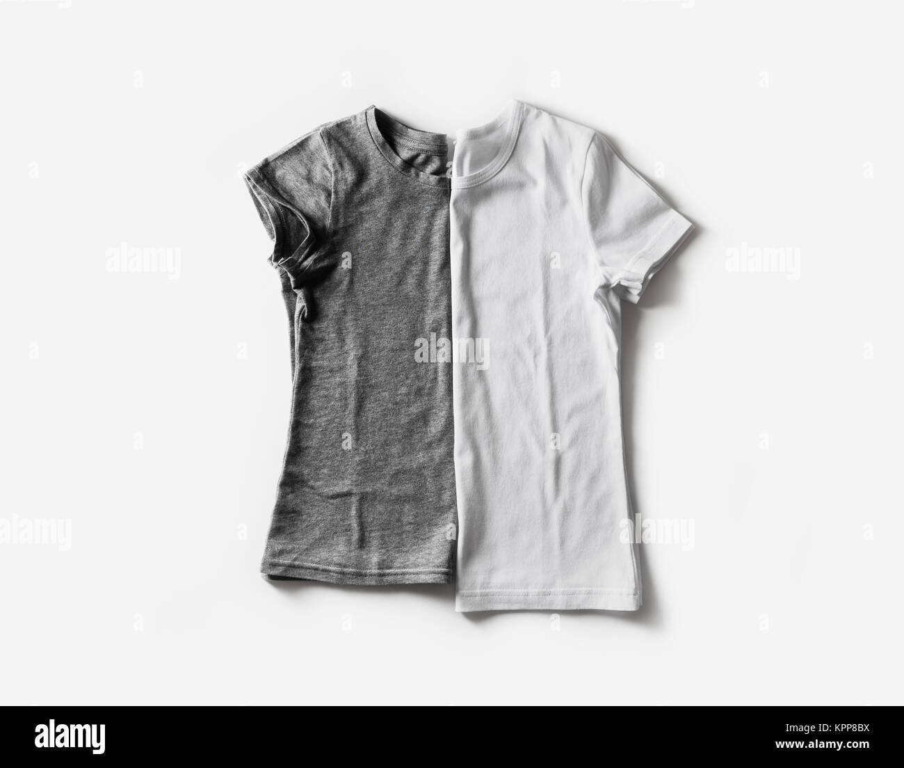 Due vuoto bianco grigio e t-shirt. Tshirt mockup per collocare il vostro disegno o logo. Lay piatto. Foto Stock