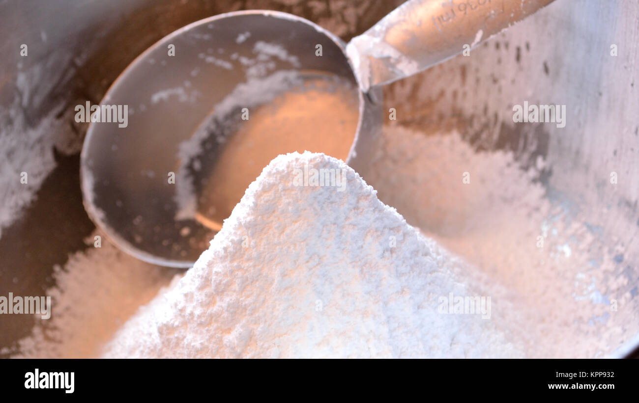 Zucchero al velo widescreen con measuing cup Foto Stock