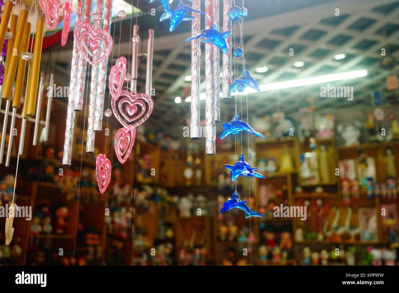 La campana del vento è ornamentale, con la forma delle stelle, la forma di amore e così via. Foto Stock