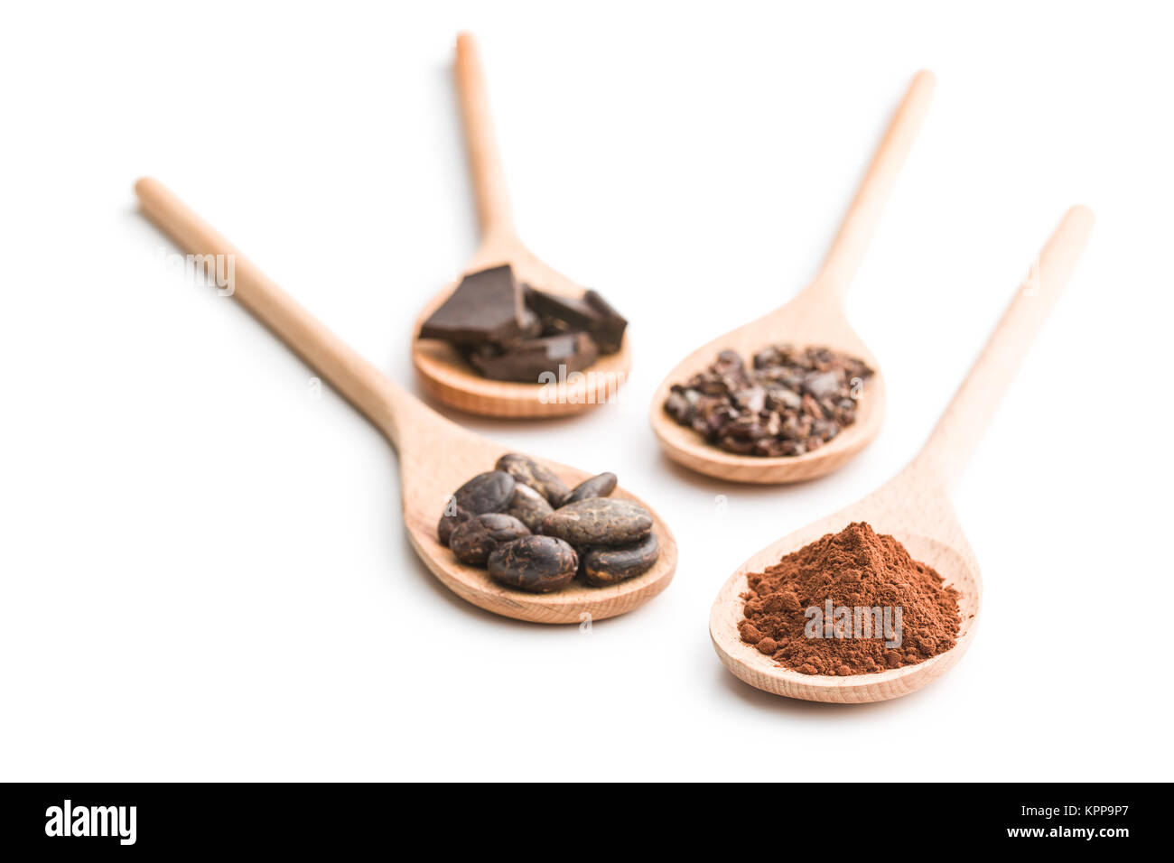 Il cacao e il cioccolato fondente in cucchiai di legno Foto Stock