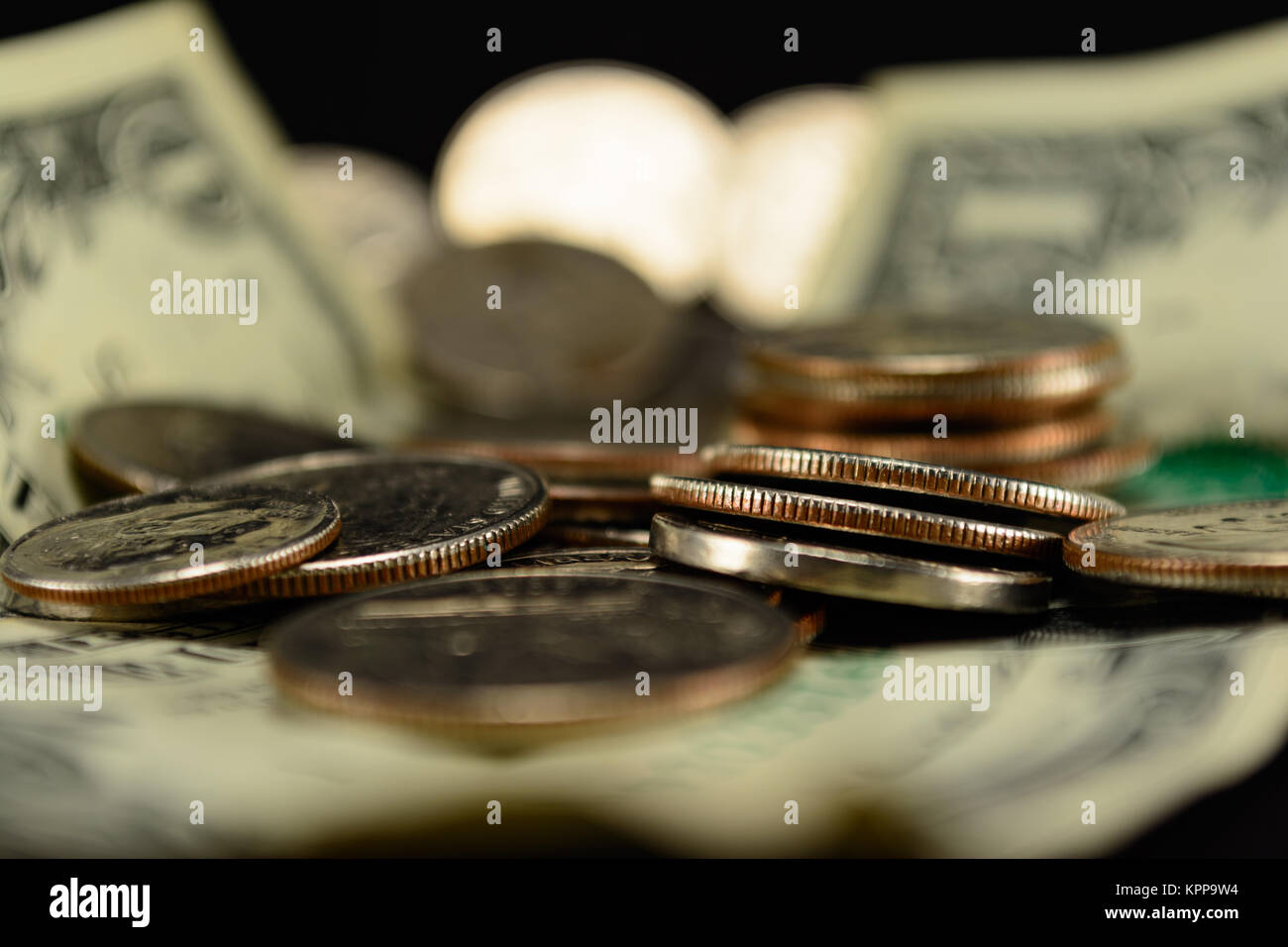 Noi delle monete in euro e dollari in un palo di messa a fuoco selettiva di dollari in primo piano sfocato in background Foto Stock