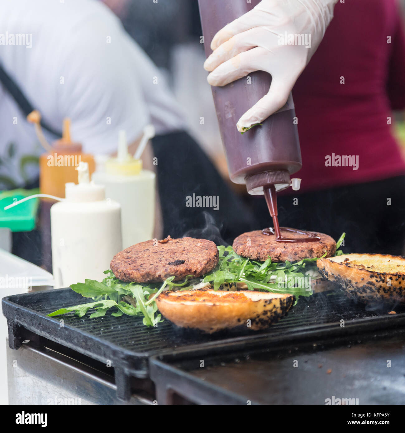 Hamburger di manzo pronti a servire il cibo in stallo. Foto Stock