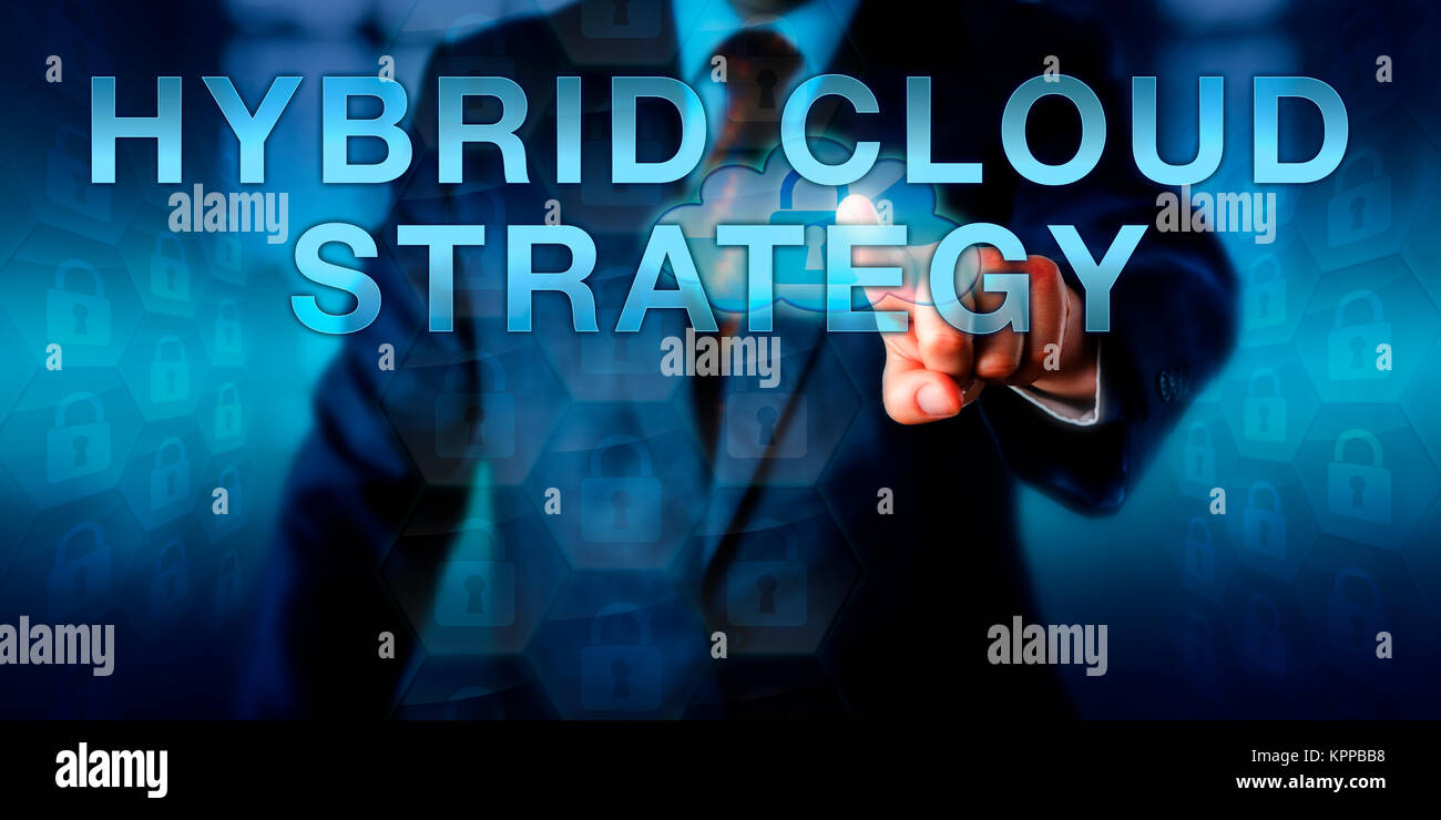 Utente aziendale toccando ibrido strategia cloud Foto Stock