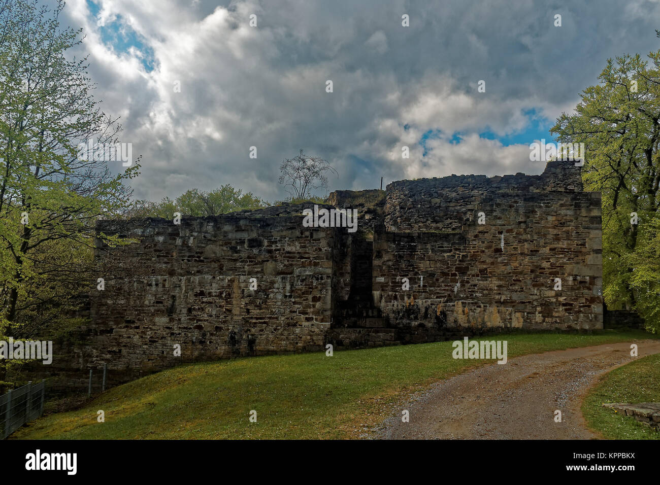 Le rovine di un castello tenere, ingresso Foto Stock