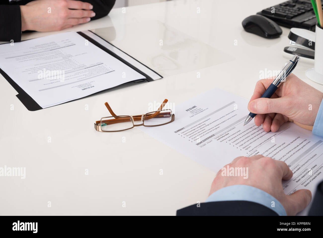 I mediatori tenendo la penna sul riprendere Foto Stock