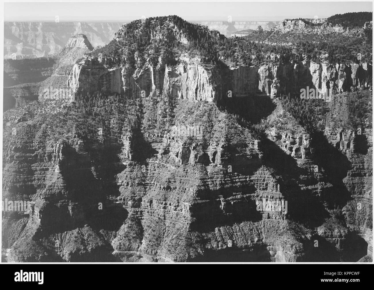 Chiudere-in vista presa da opposta della scogliera alta formazione orizzonte " Parco Nazionale del Grand Canyon' Arizona. 1933 - 1942 Foto Stock