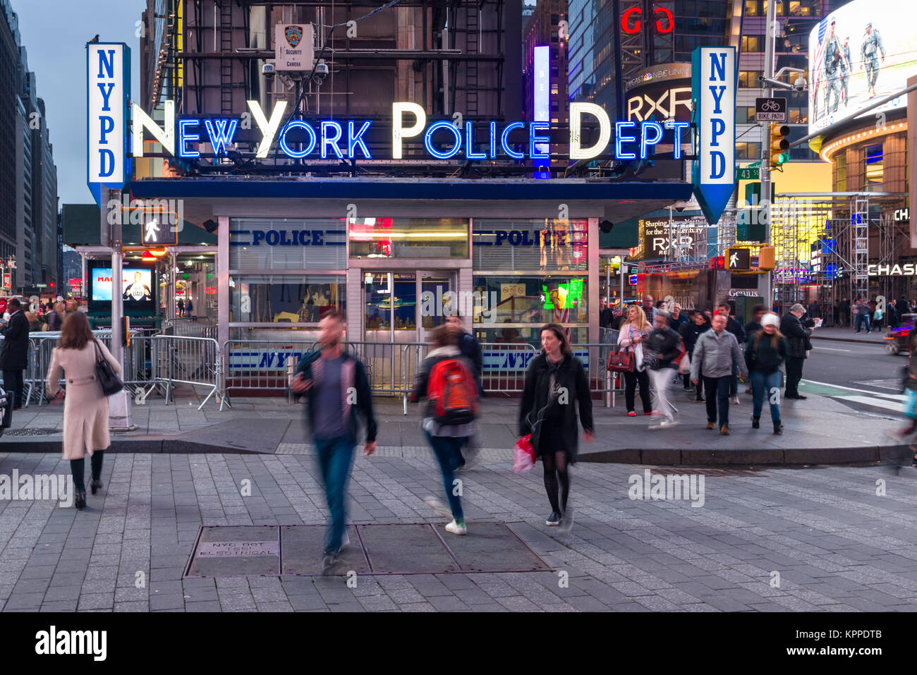 Vista Times Square mostra New York Police Dept (NYPD) ufficio con la gente che camminava sul marciapiede, New York, Stati Uniti d'America Foto Stock