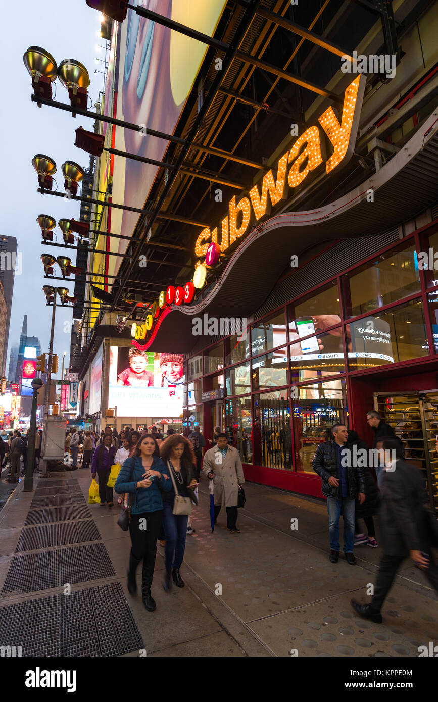 Vista Times Square 42nd Street Subway ingresso esterno con i pedoni a camminare sul marciapiede esterno, New York, Stati Uniti d'America Foto Stock