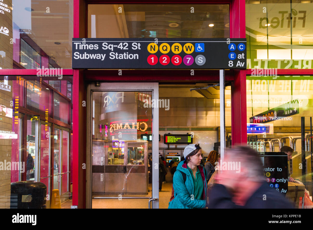 Vista Times Square 42nd Street Subway ingresso esterno con i pedoni a camminare sul marciapiede esterno, New York, Stati Uniti d'America Foto Stock
