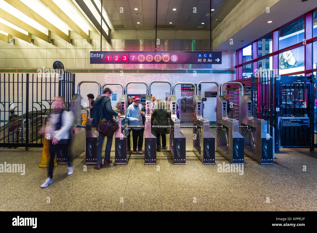 Vista Times Square 42nd Street Subway turnstyles interni con i pendolari a piedi attraverso di loro, New York, Stati Uniti d'America Foto Stock