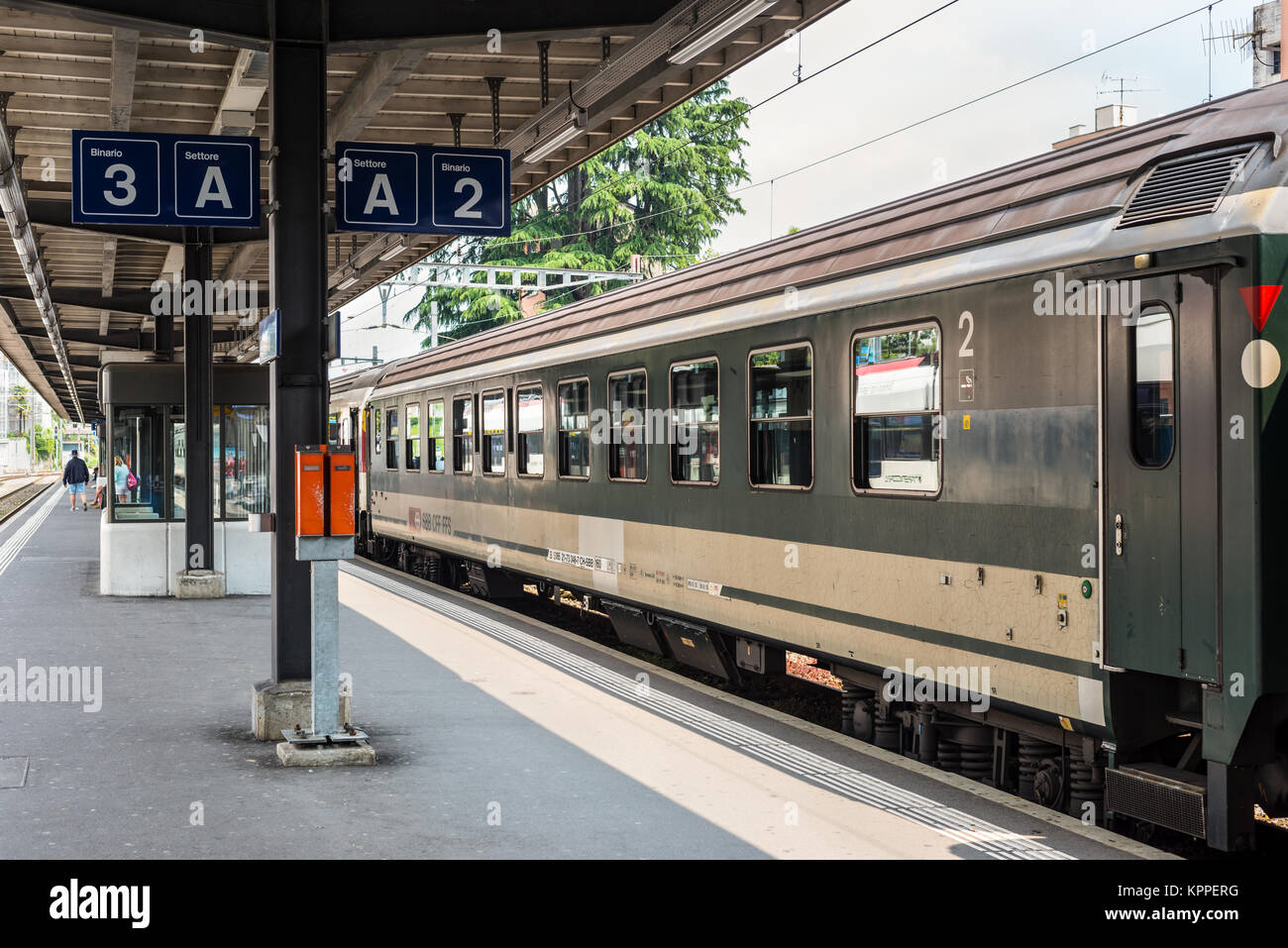 Locarno, Svizzera - 28 Maggio 2016: un treno passeggeri delle Ferrovie Federali Svizzere in una piattaforma di Locarno stazione ferroviaria. Ufficio federale Foto Stock