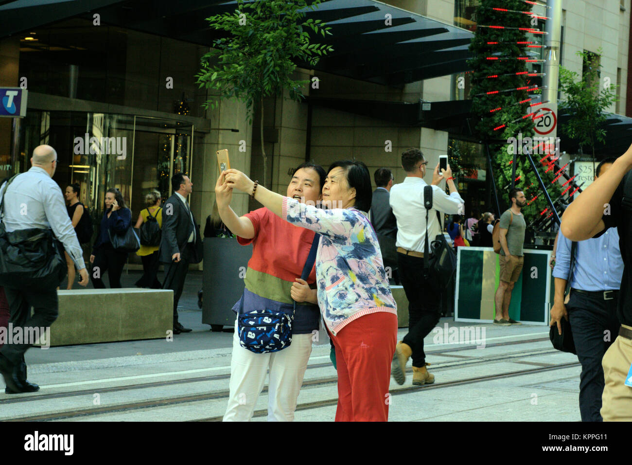 Due donne asiatiche prendendo selfie a George St a Sydney in Australia. Turisti asiatici in Australia. All'aperto Sydney Australia immagine diurna Foto Stock